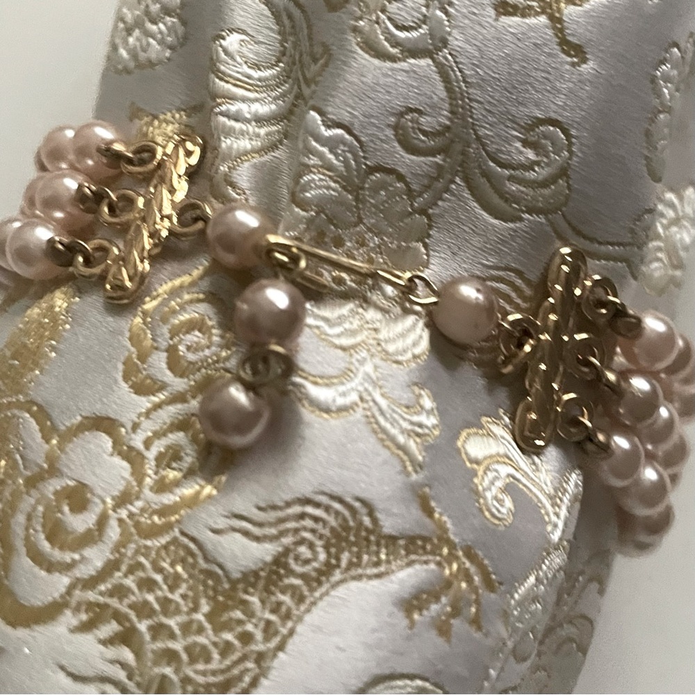 Kenneth Jay Lane Pearl Bracelet Triple Strand Graduated Gold Signed - Picture 2 of 6